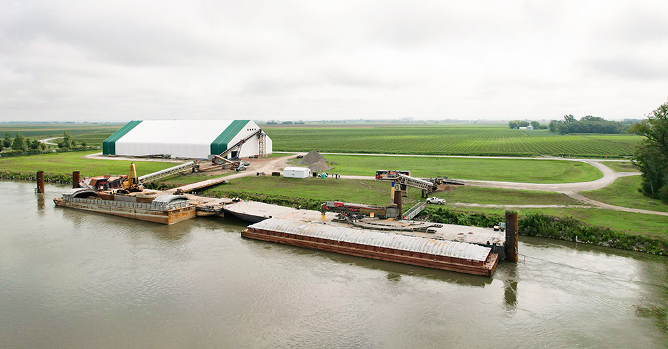 Iowa farmers at export port