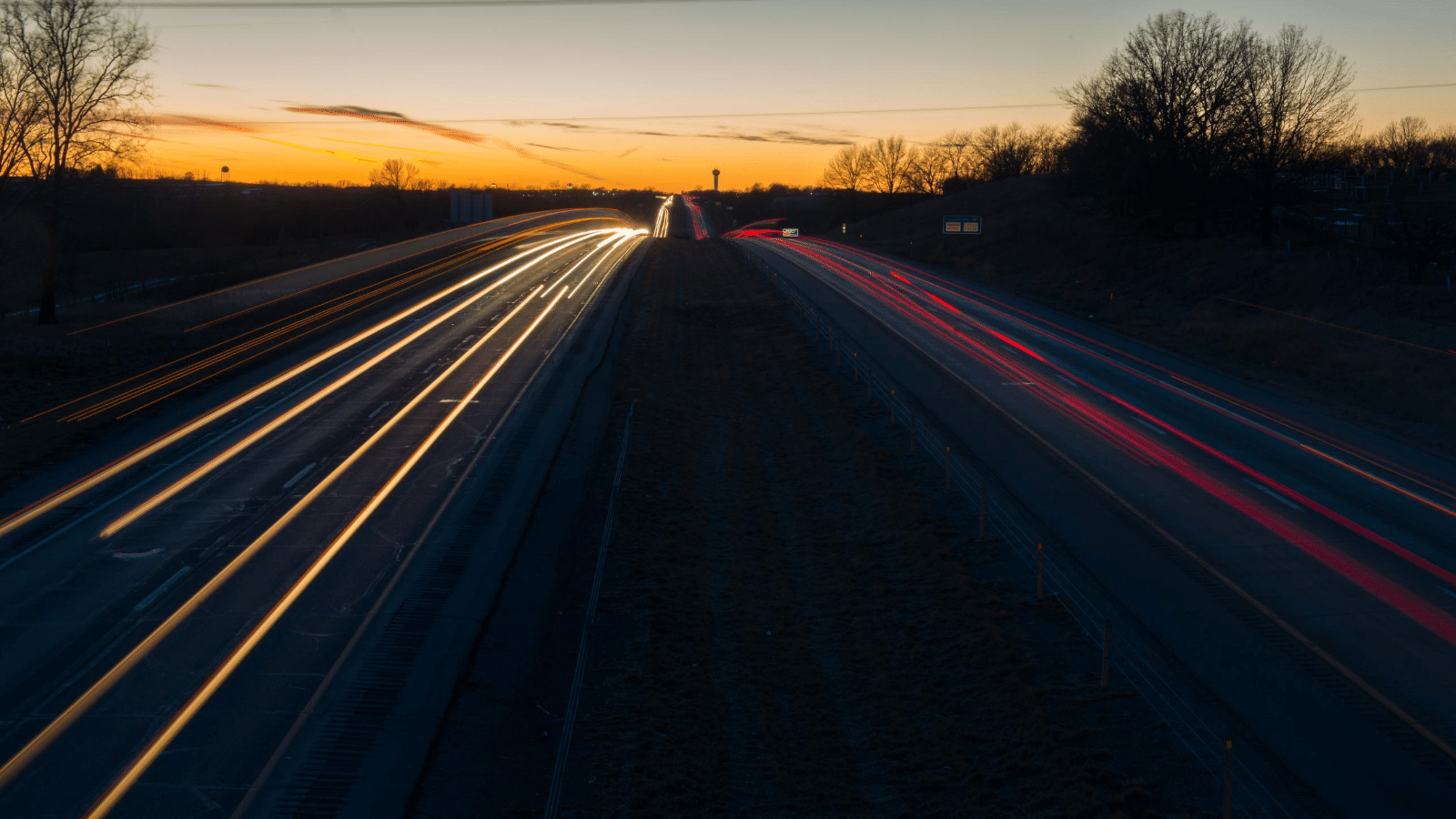 Lights blur as cars zoom down the interstate in Des Moi