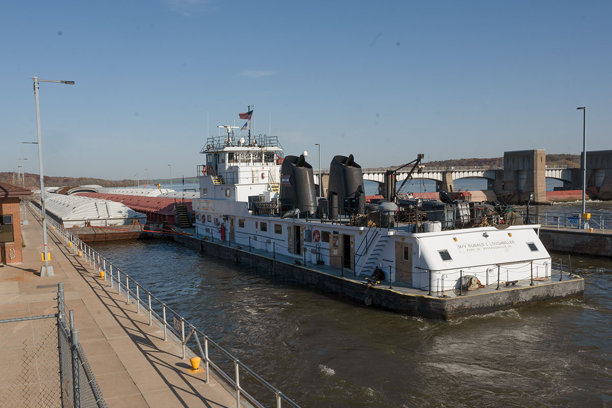 Mississippi Barge in lock