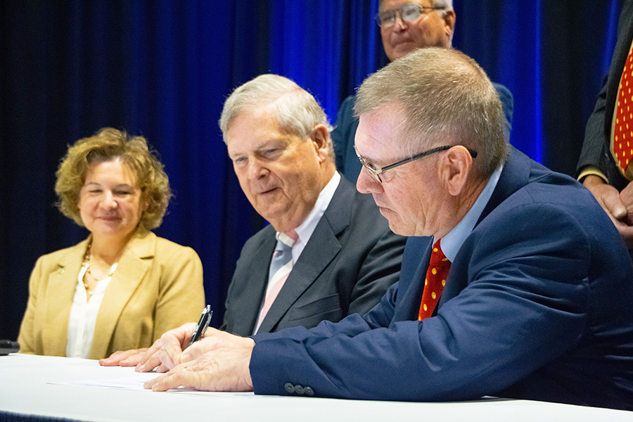 Iowa farmers signing project