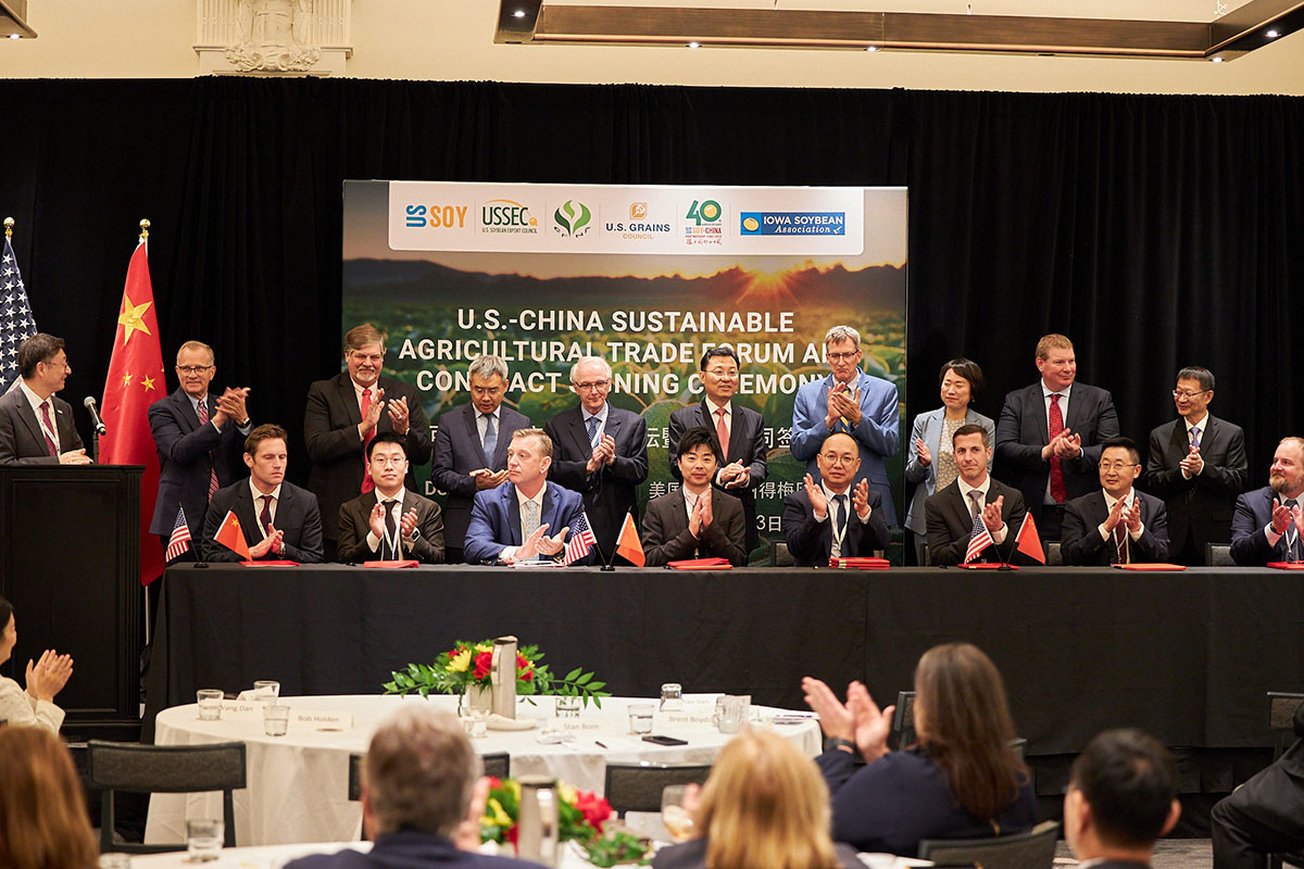 Chinese and Americans signing agreements for trade