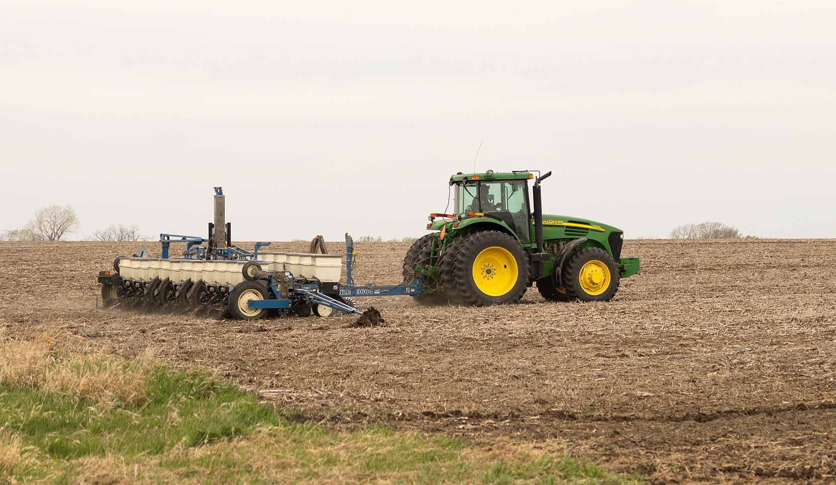 Iowa Planting John Deere tractor pulls Kinze planter