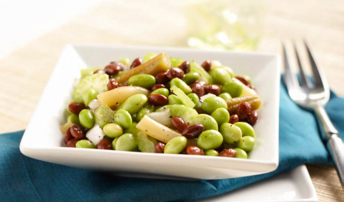 Cold salad with edamame and other ingredients