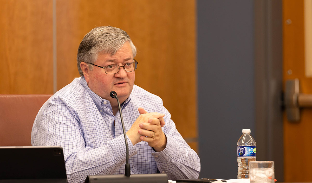 Kirk Leeds talking to farmers in meeting room
