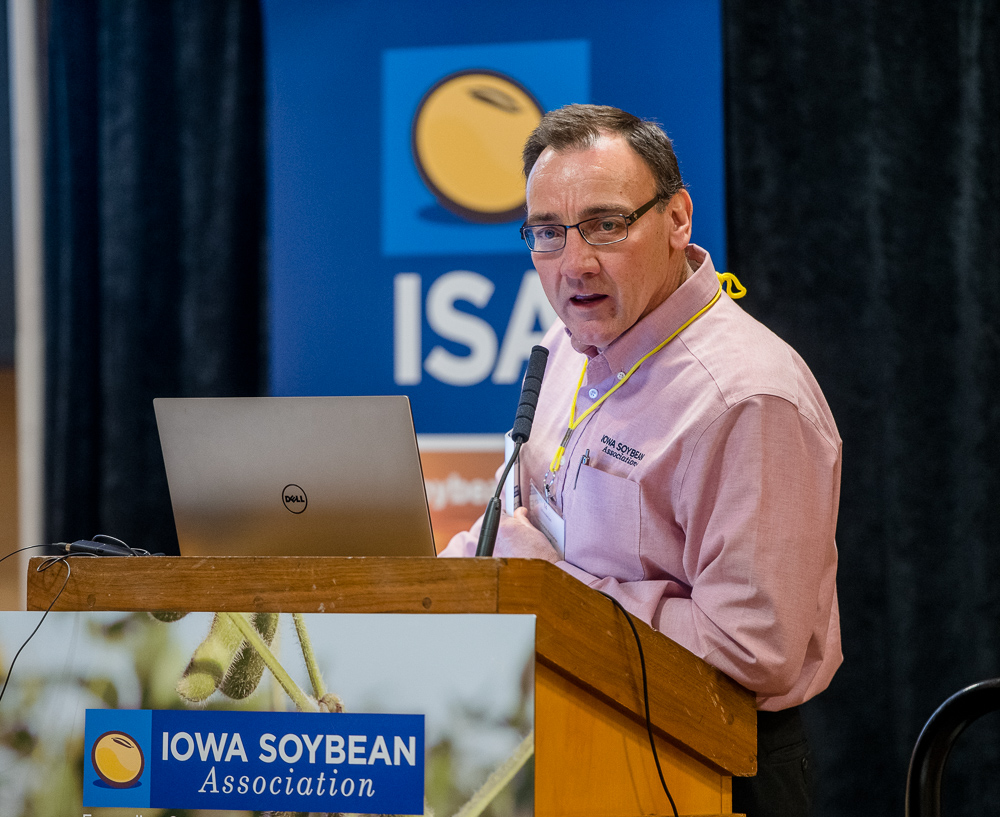 Ed Anderson speaks to a group of ISA members about ways