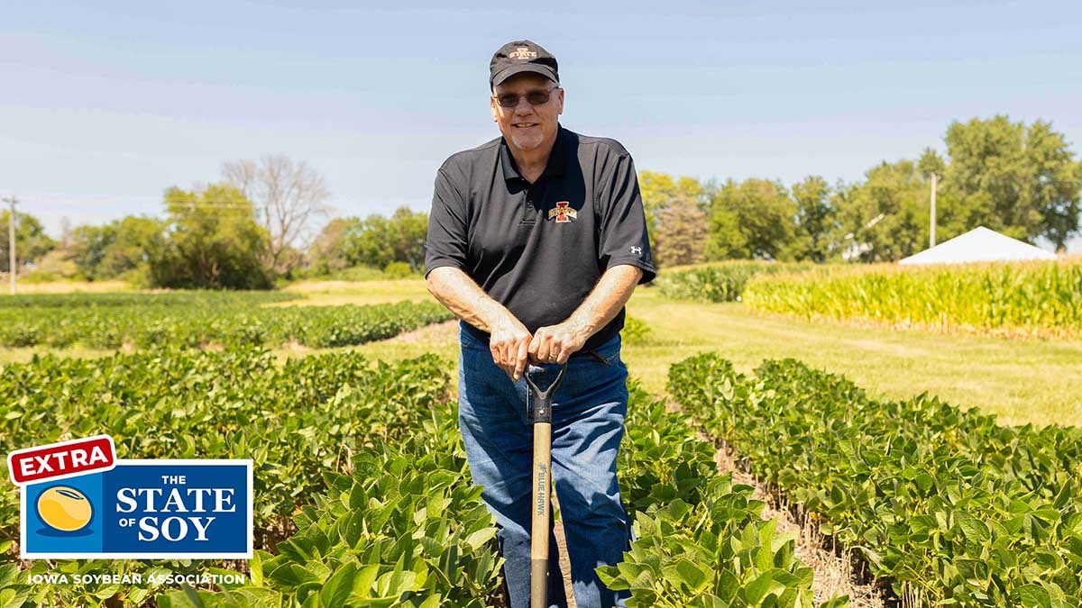 Nematologist Greg Tylka researches the soybean cyst nem
