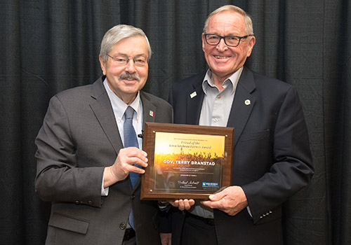 Formerly Iowa Governor Terry Branstad presents ISA member Rolland Schnell with an ISA Leadership Award.